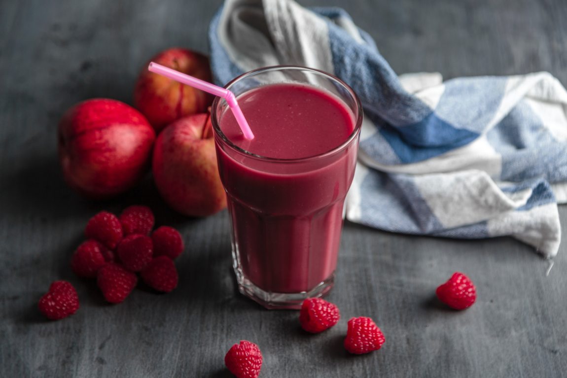 how to make a smoothie with fresh fruits like raspberries and apples