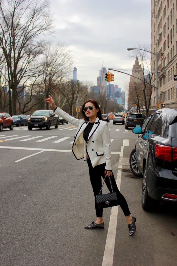 Jinhye models a white blazer and hails a taxi