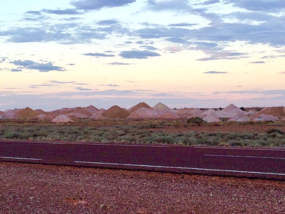 Dusk-over-the-opal-mines-in-Coober-Pedy-the-Australian-Outback
