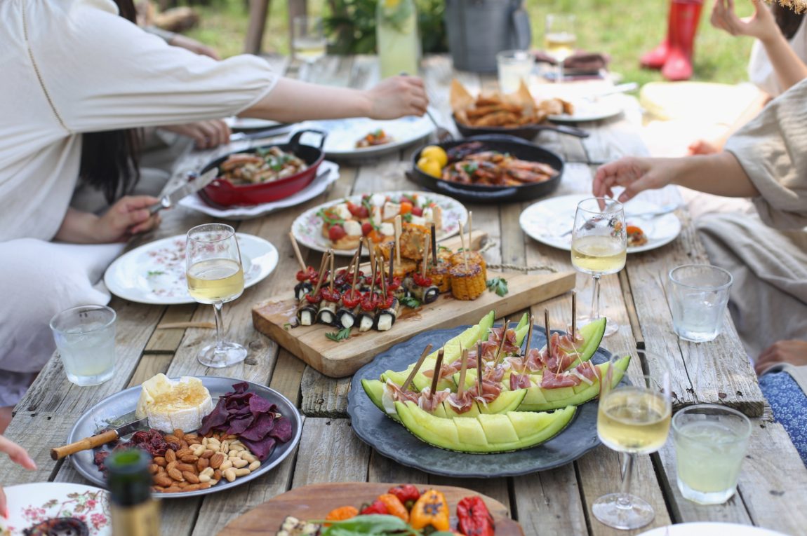 summer-bbq-ideas-people-eating-in-backyard