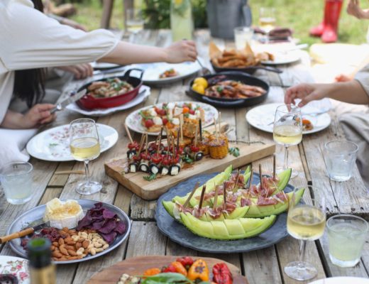 summer-bbq-ideas-people-eating-in-backyard