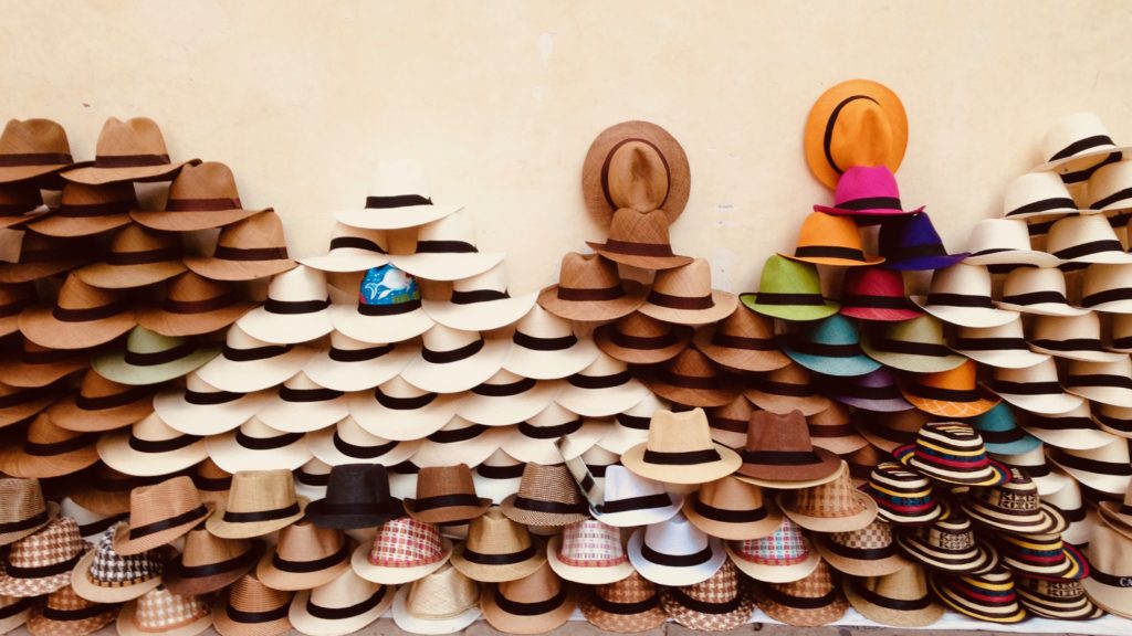 cartagena-travel-guide-shop-for-panama-straw-hats