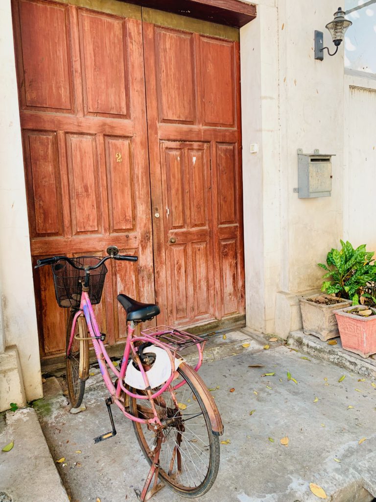 things-to-do-in-pondicherry-pink-bike-by-a-door
