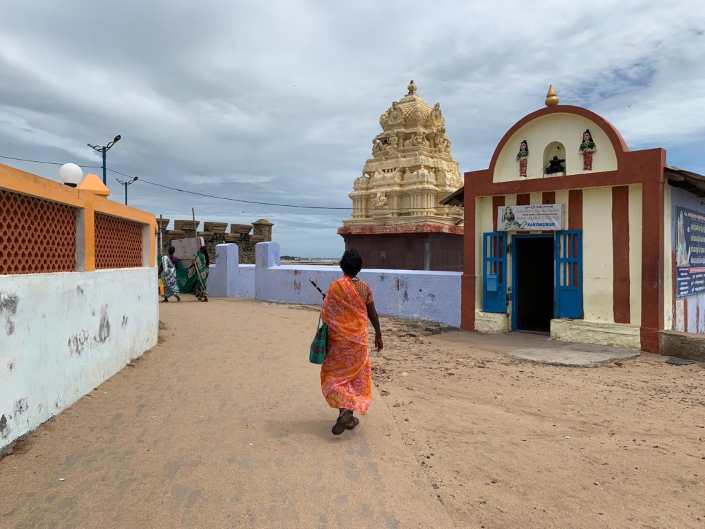 kanyakumari-india-woman-on-way-to-kumair-amman-temple