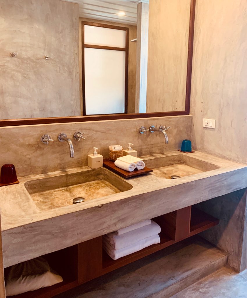 at-maison-dalabua-in-luang-prabang-grand-deluxe-bathroom