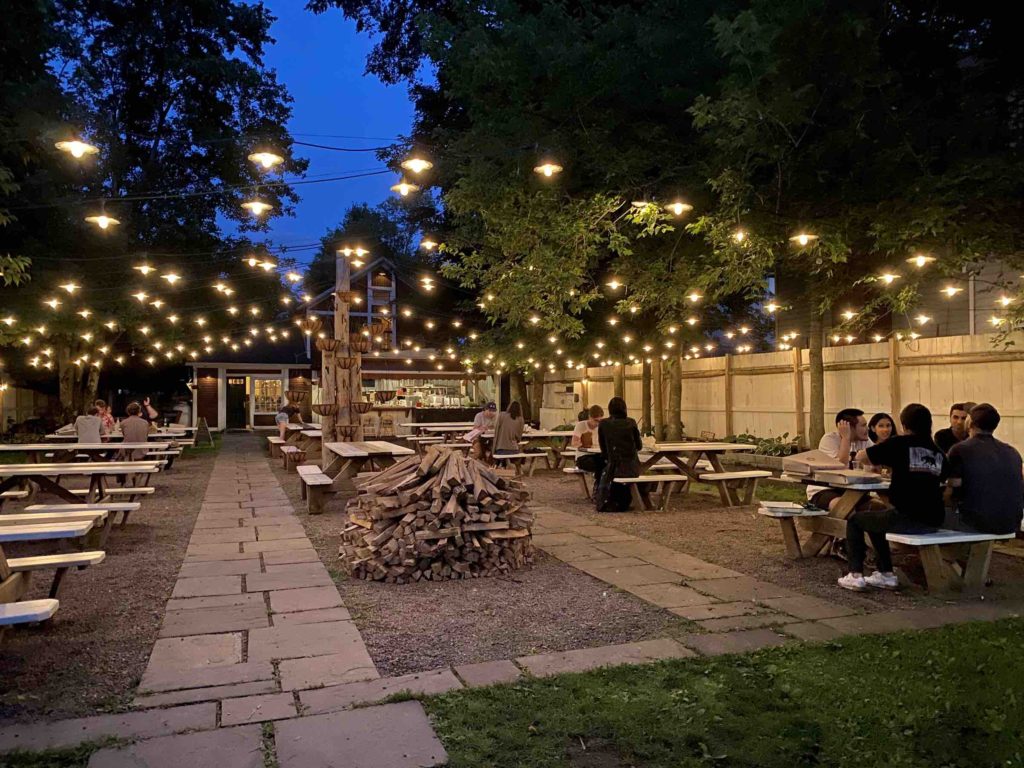 outdoor-seating-at-kaatskeller-restaurant-in-livingston-manor
