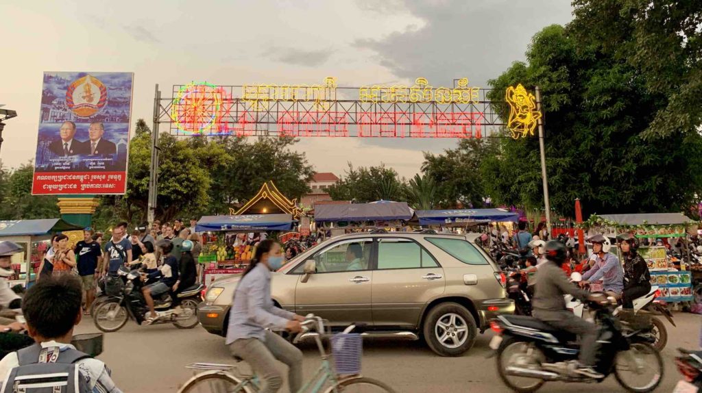 a-busy-street-and-crowds-siem-reap-cambodia
