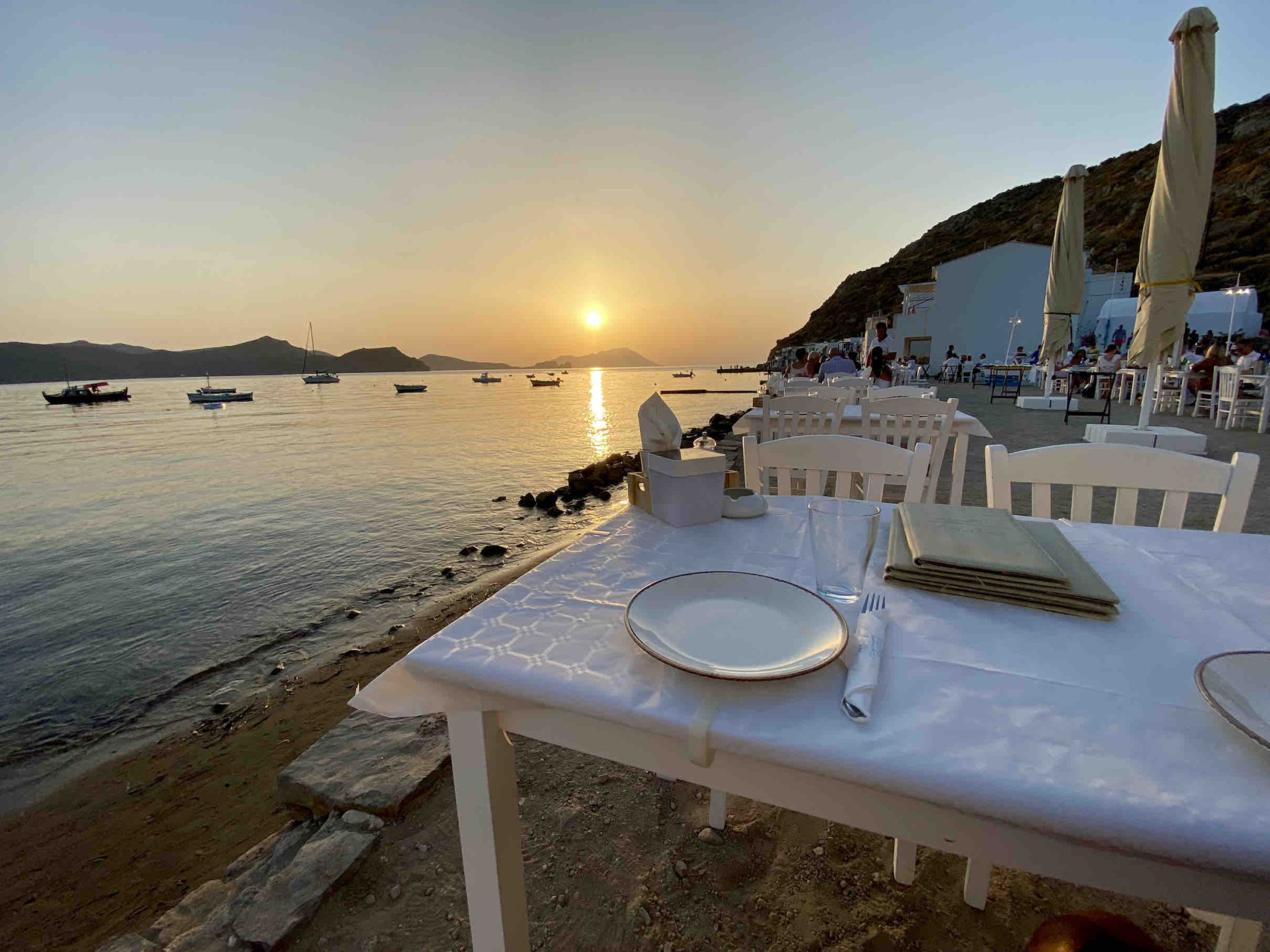dinner-with-a-sunset-view-milos-greece